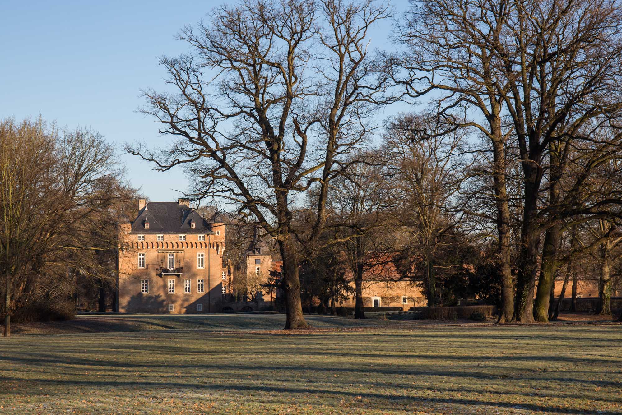 Schloss Loersfeld im Winter mit warmen Sonnenschein