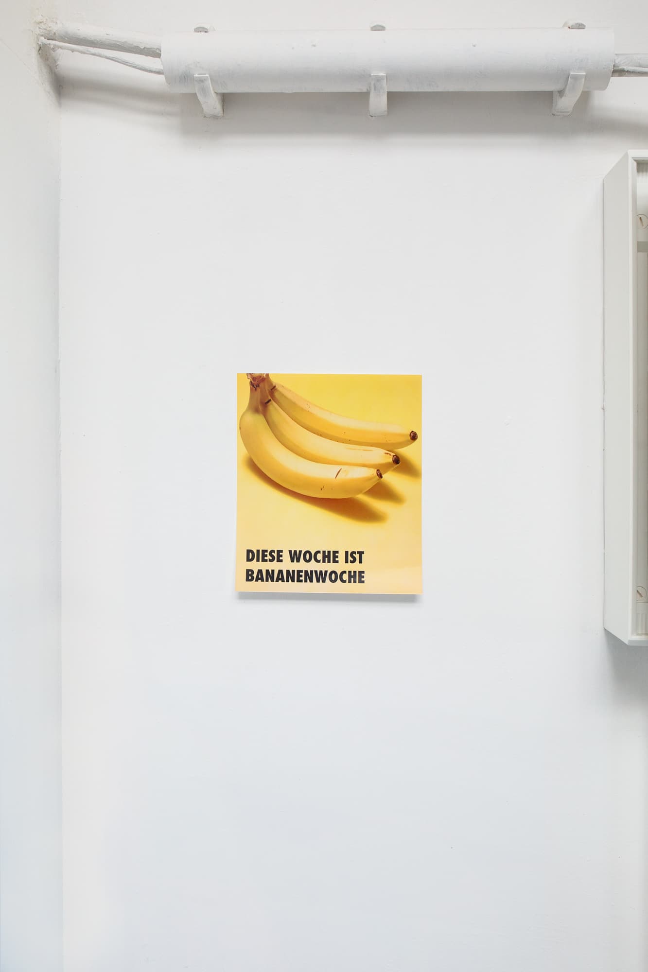 Plakat an Wand zeigt Slogan Diese Woche ist Bananenwoche